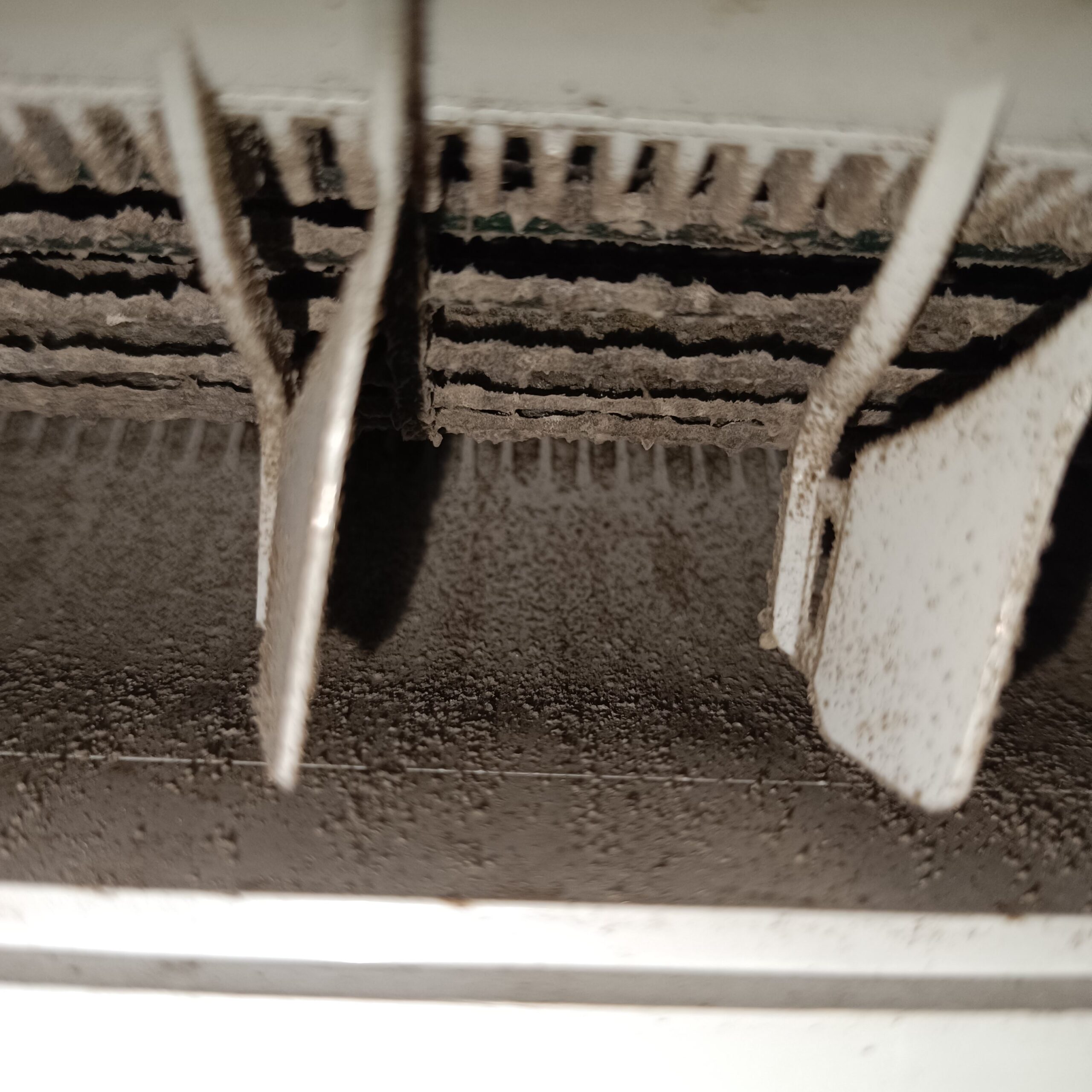 klímatisztítás Győr előtte koszos beltéri egység